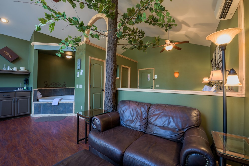 Eureka Springs Treehouses, Hobbit Caves &amp; Castles 28/52