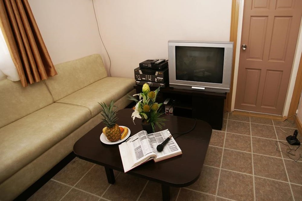 Suzuki Beach Hotel 22/23