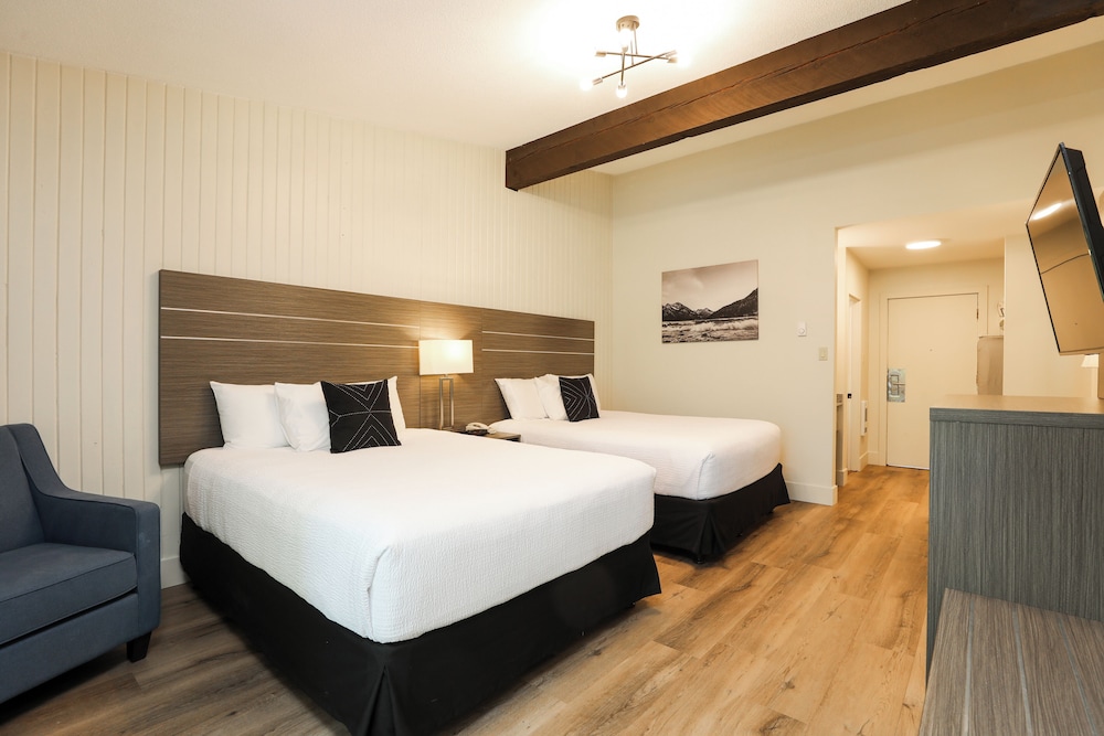 Family Suite, 1 Double and 2 Queen Beds, Lake Front