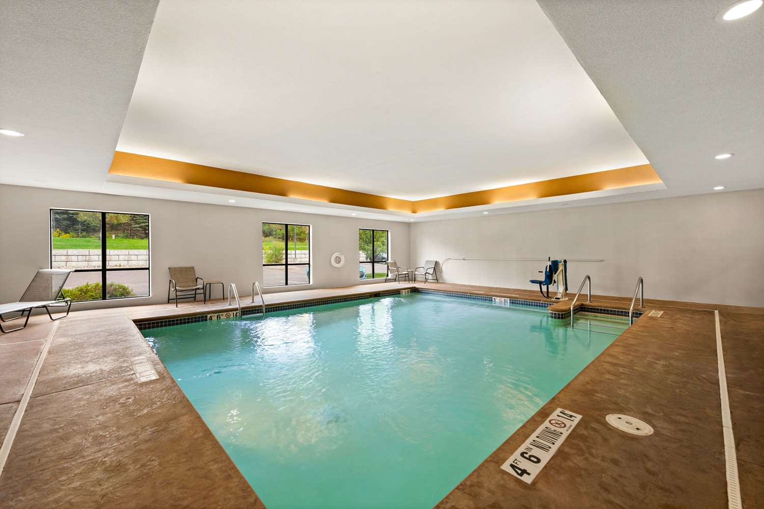 Comfort Suites Hudson I-94 Hudson WI 40/40