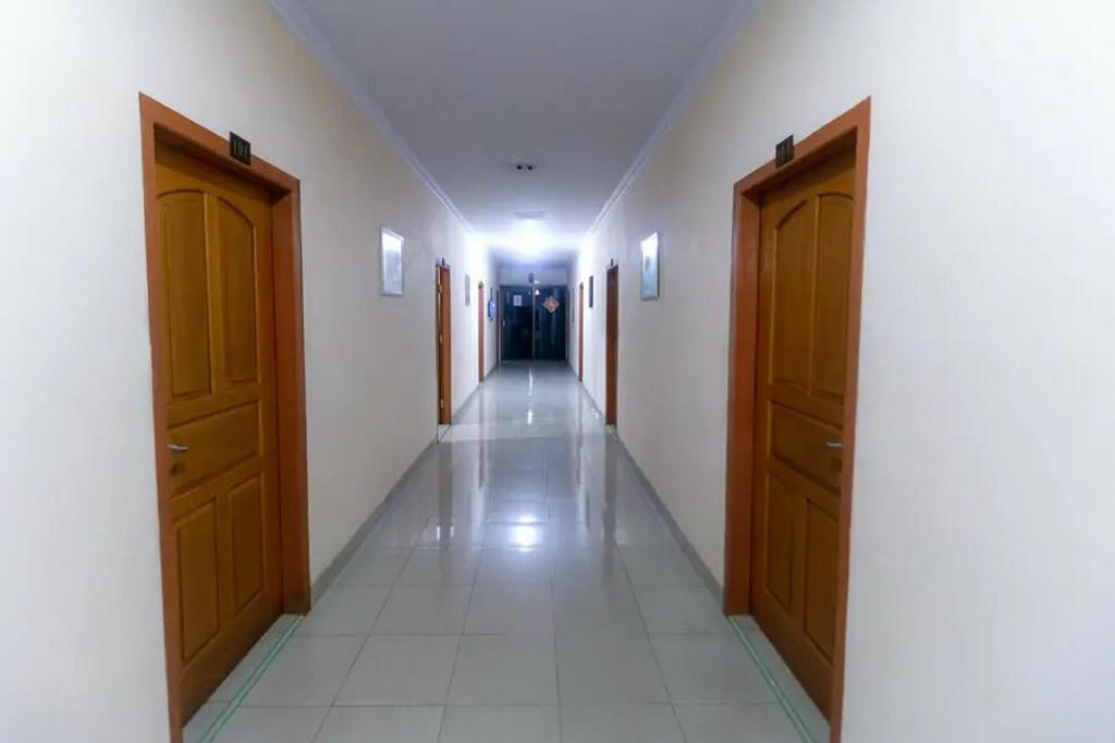 RedDoorz Plus near WTC Batanghari Mall 19/27