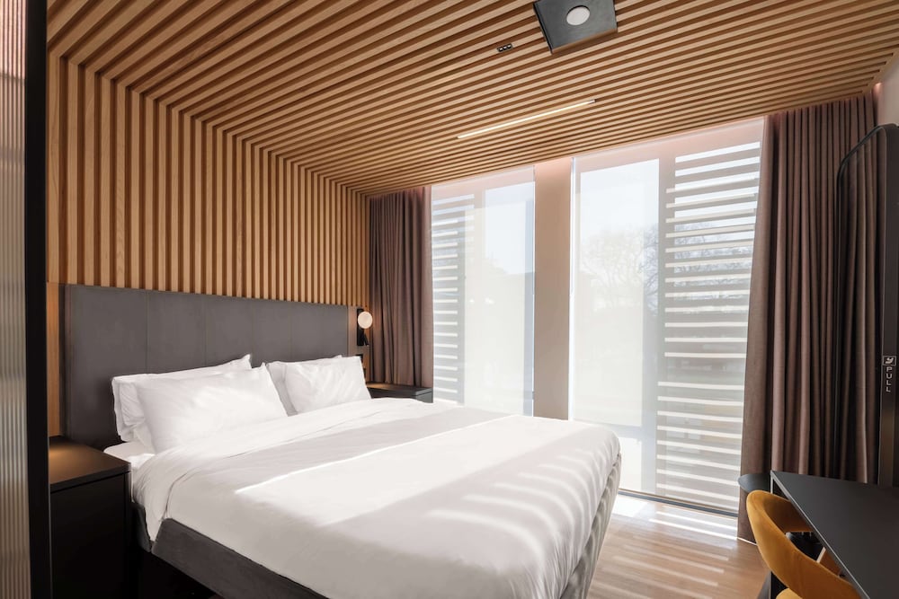Pad, Studio, Queen Bed