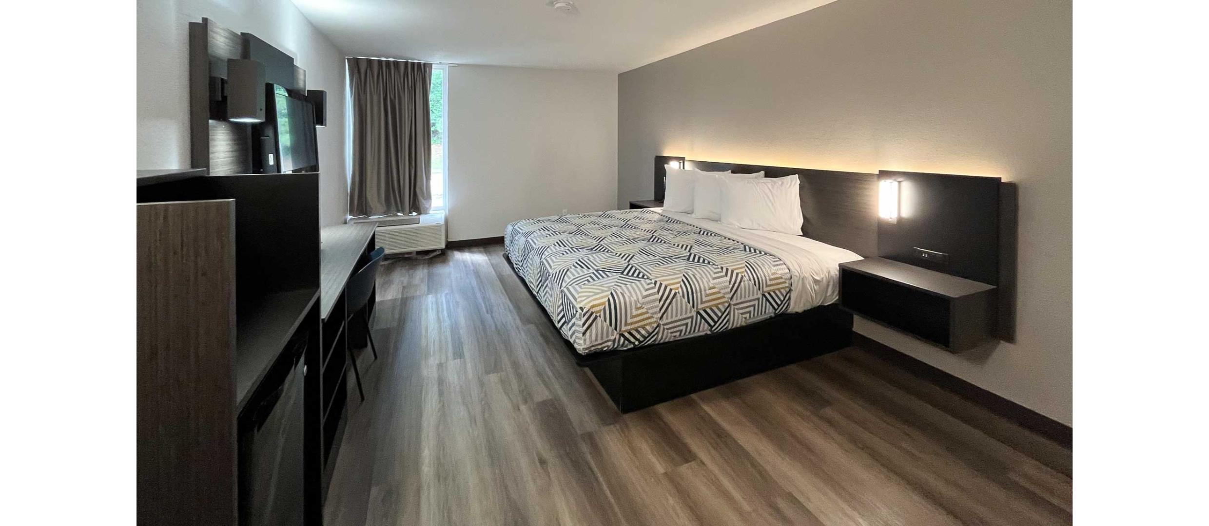 1 King Bed Non-Smoking, Micfridge
