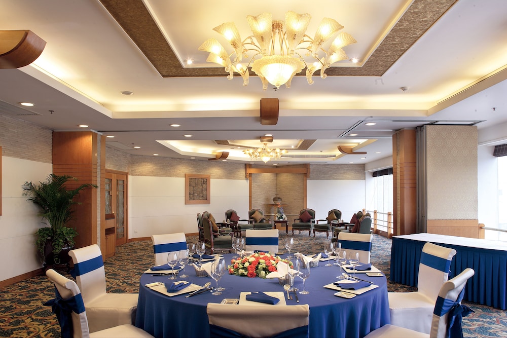 Jianguo Hotel Shanghai 48/56
