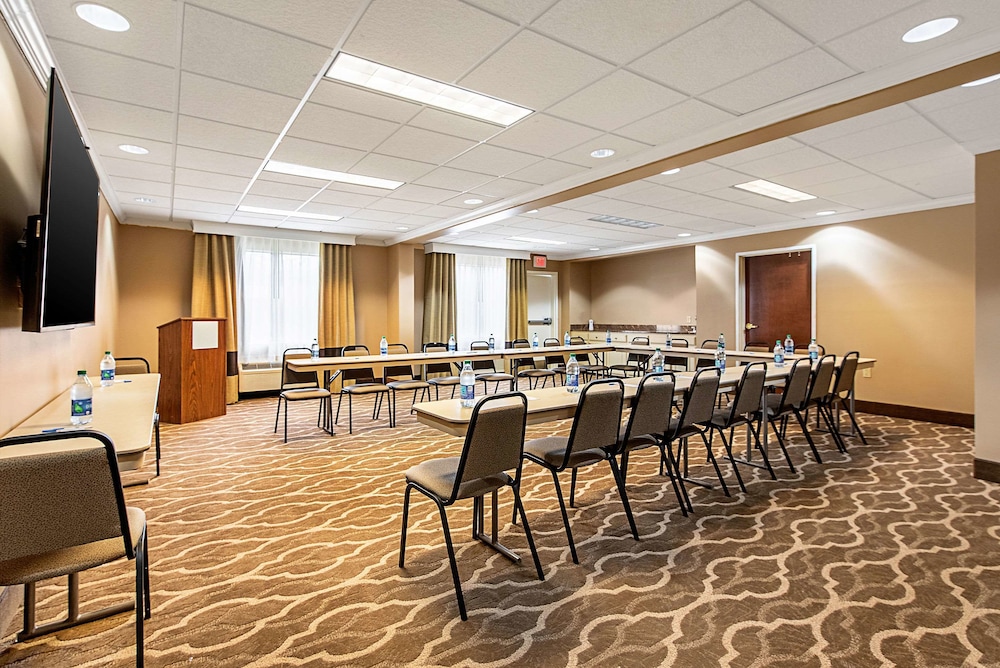 Comfort Inn & Suites Pine Bluff 24/29