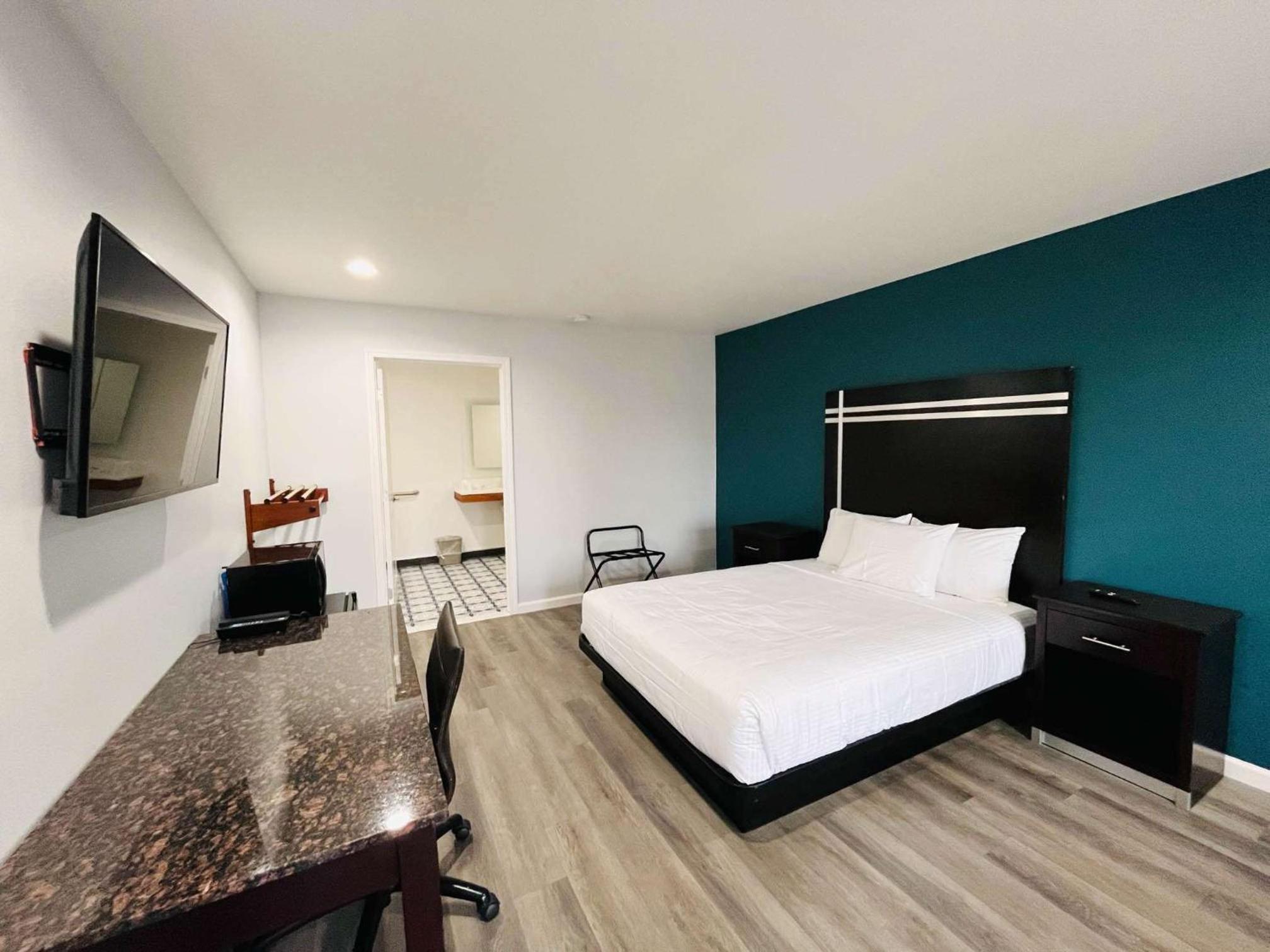 1 Queen Bed - Mob Acc RI Shwr Nsmk Micfridg