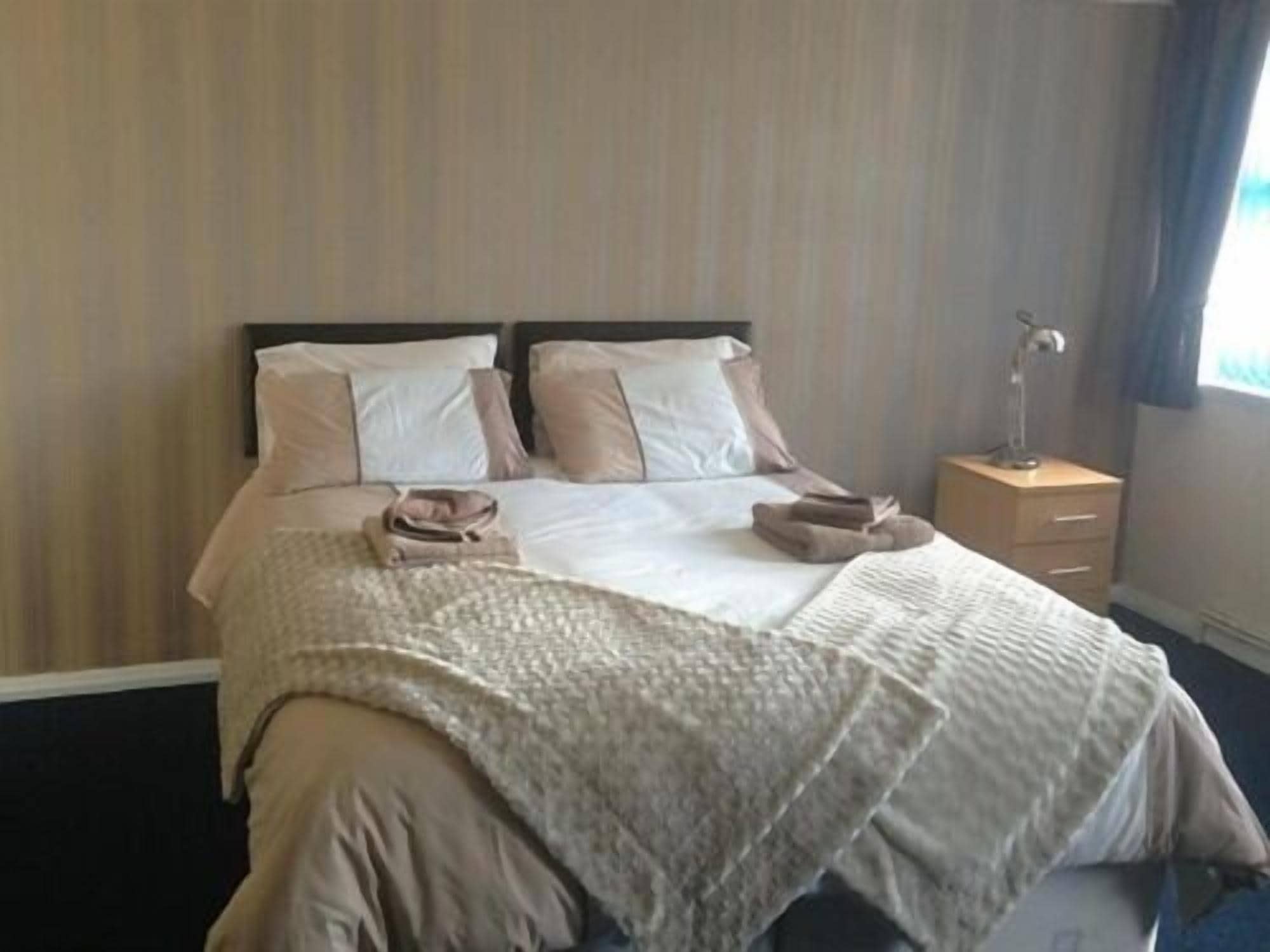 Super, Double or Twin Bed, Shared Bathroom