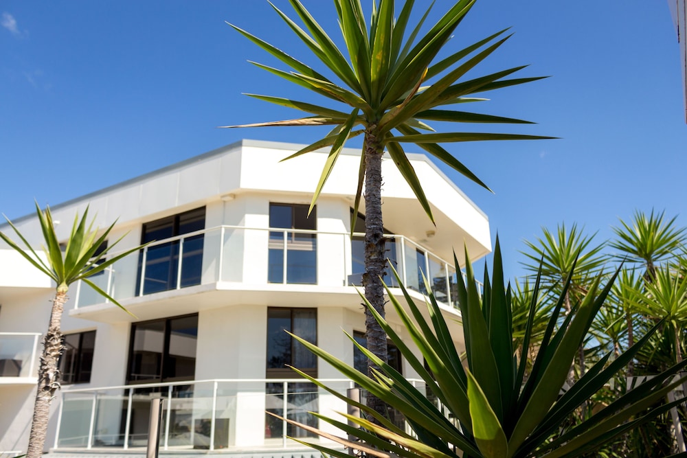 bayview beachfront apartments in town right on the beach