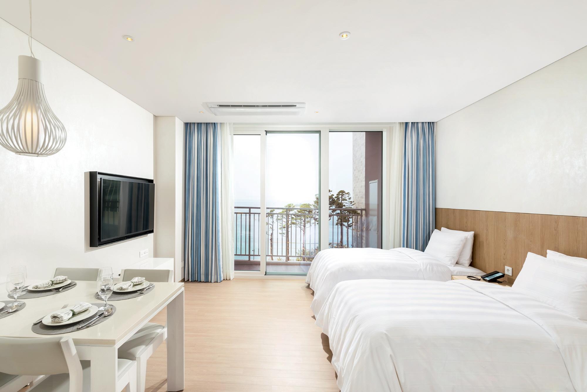 1 Bedroom, Condo