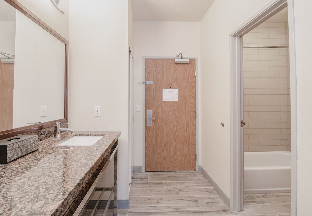 Best Western Plus Peppertree Airport Inn 23/57