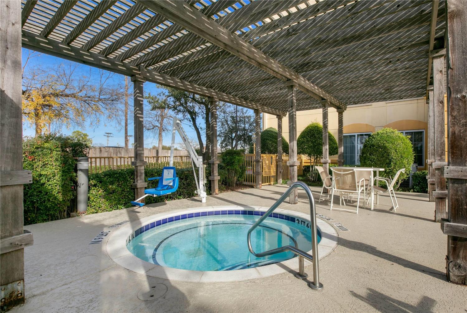 La Quinta Inn & Suites by Wyndham DFW Airport South / Irving 31/52