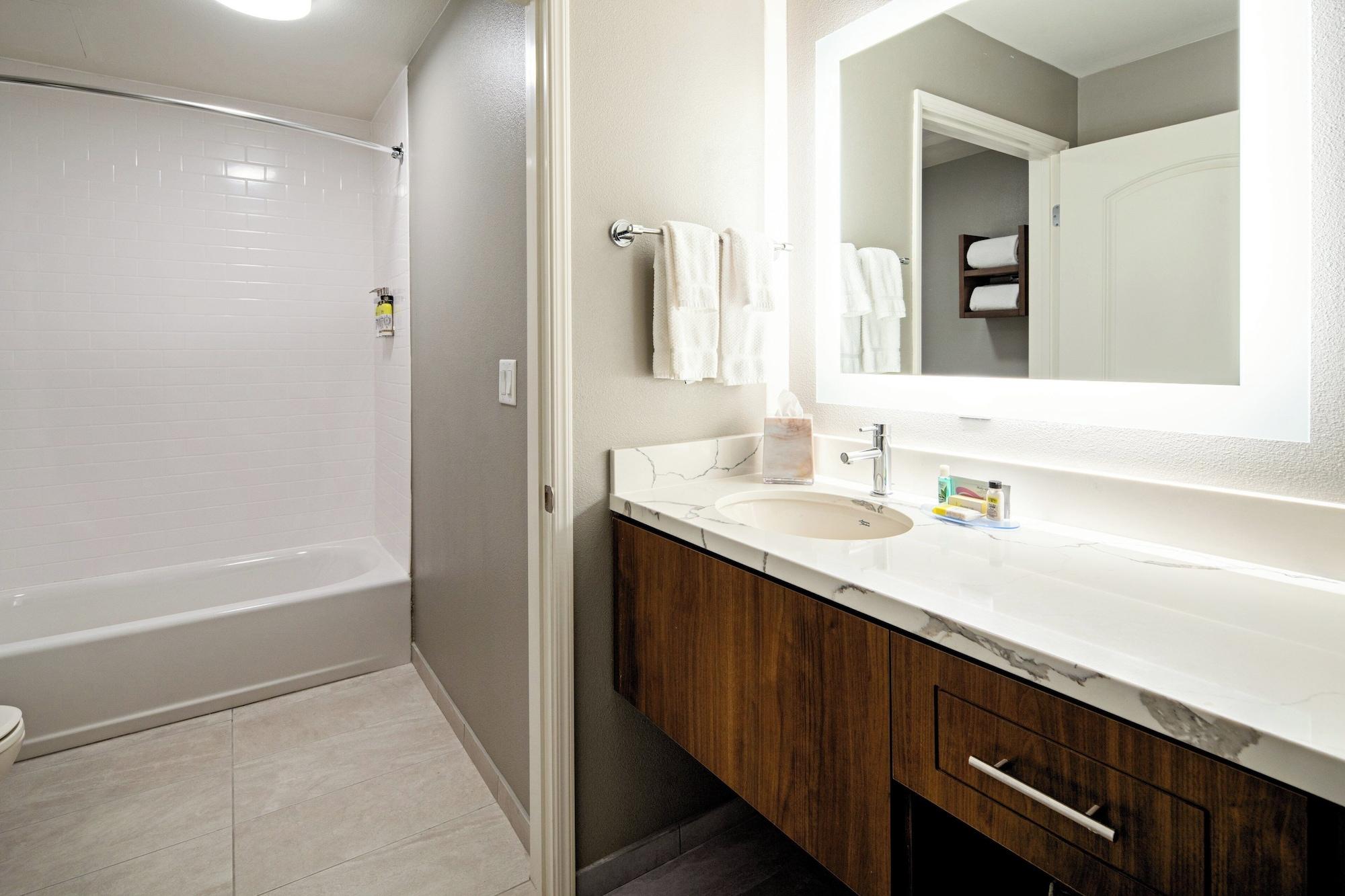 جناح بغرفتي نوم بمطبخ، Staybridge Suites Long Beach Airport 5/7