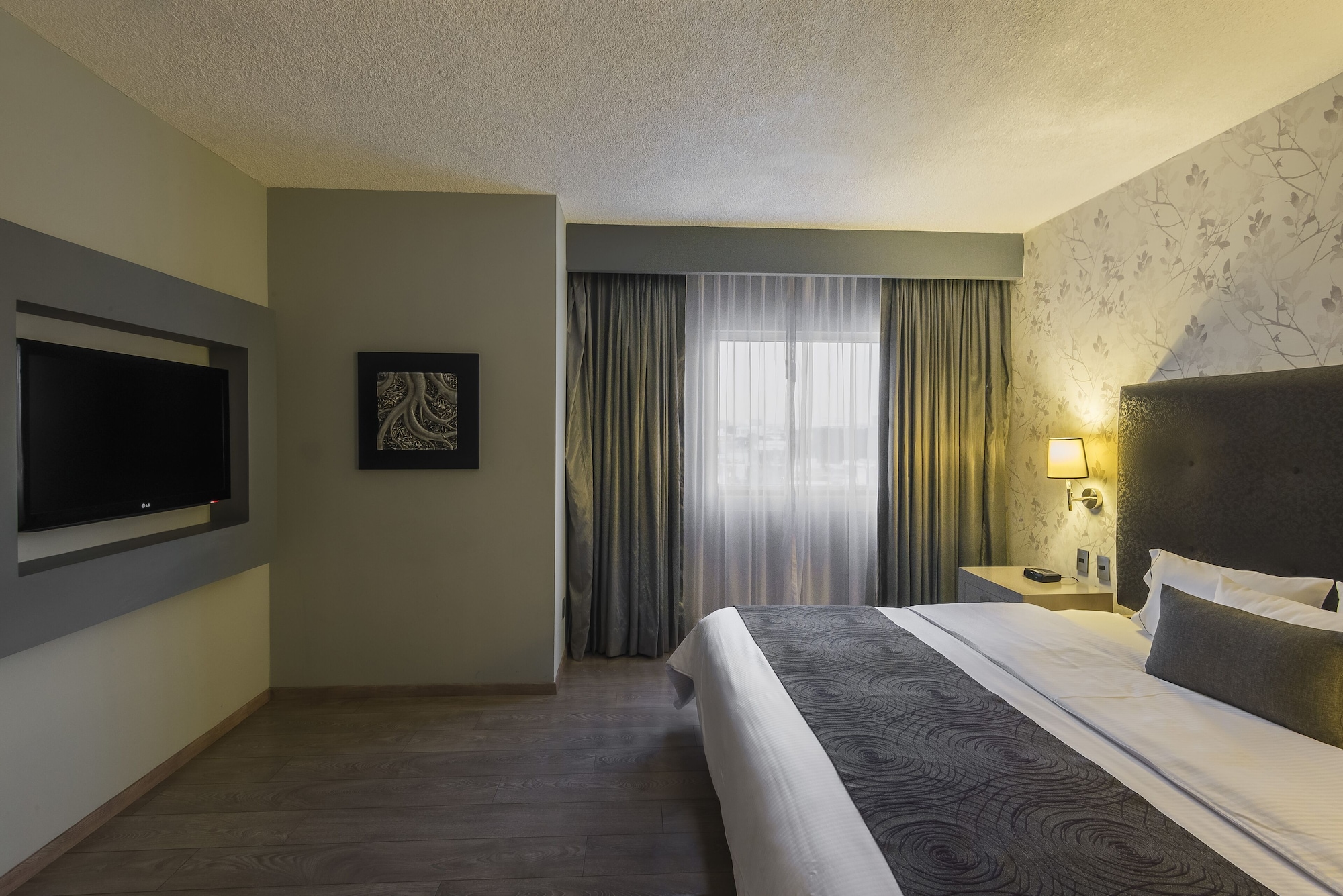 EXECUTIVE, KING BED
