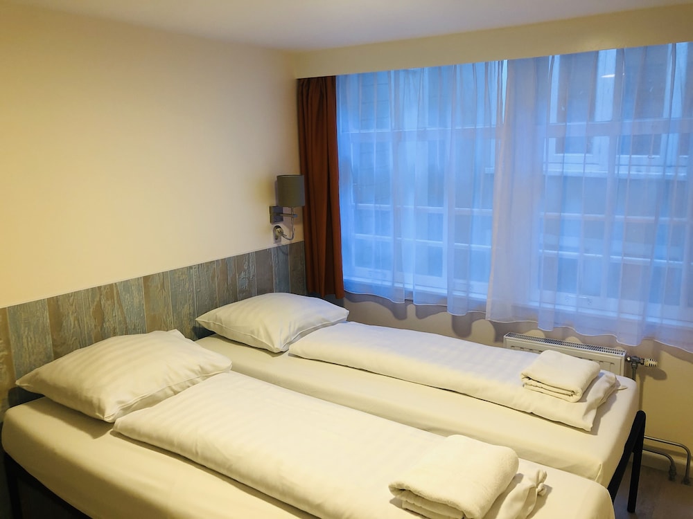 ROOM, TWIN BEDS, SHARED BATHROOM