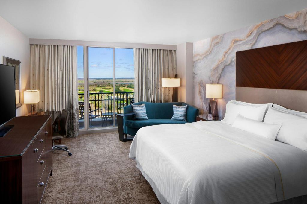1 Bedroom, Suite, King Bed, Golf Course View, Balcony, Large, Top Floor