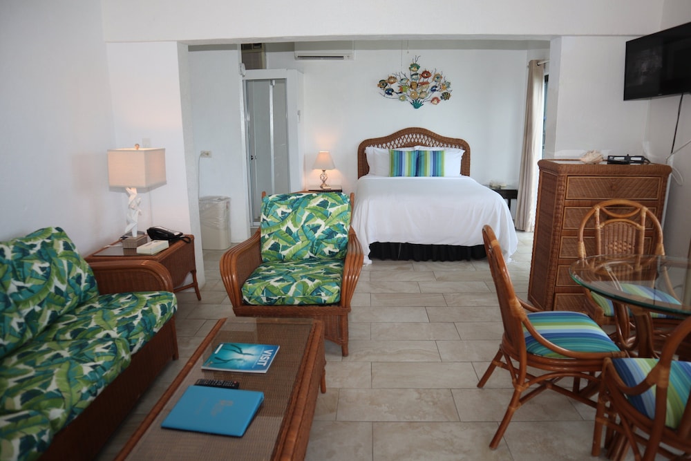 Studio, Queen Bed, Sofa, Point Pleasant Resort 2/3
