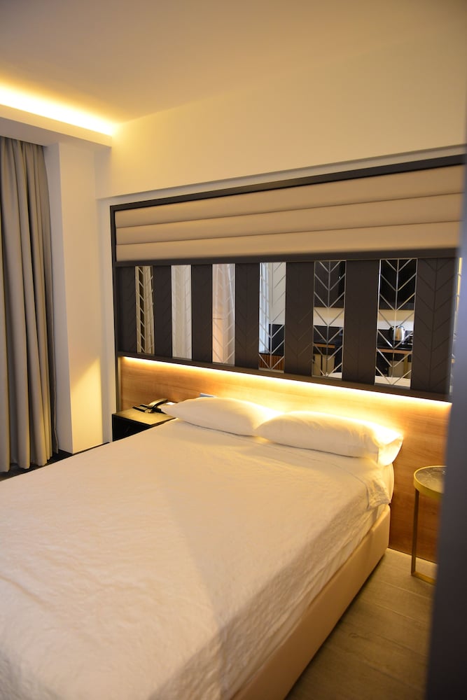 Oasis Hotel 12/30