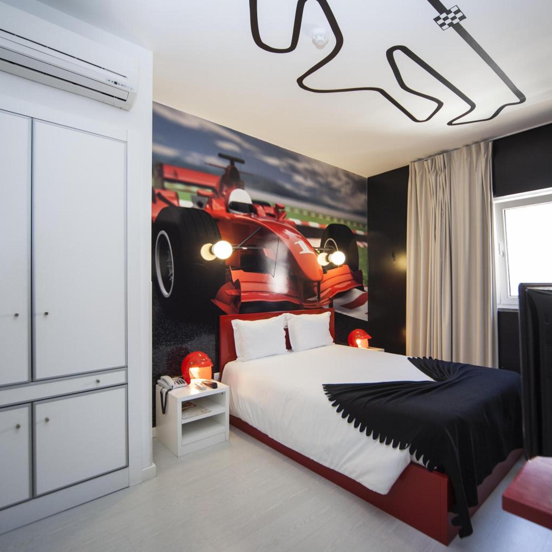 Theme, Double Bed