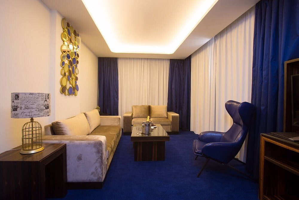 Opera Hotel 33/40