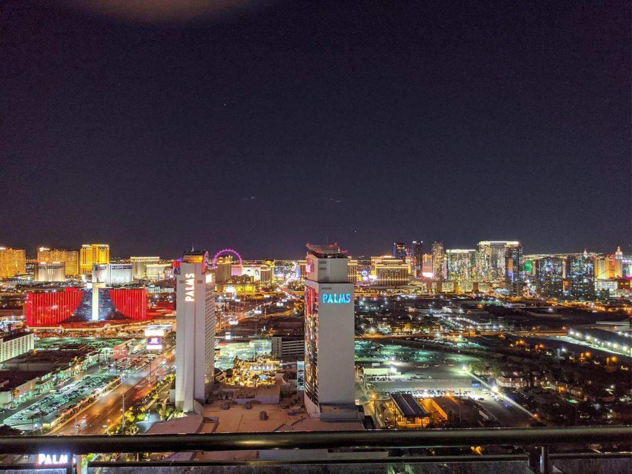 Luxury Hotel Suite With Private Strip View Balcony 10/13