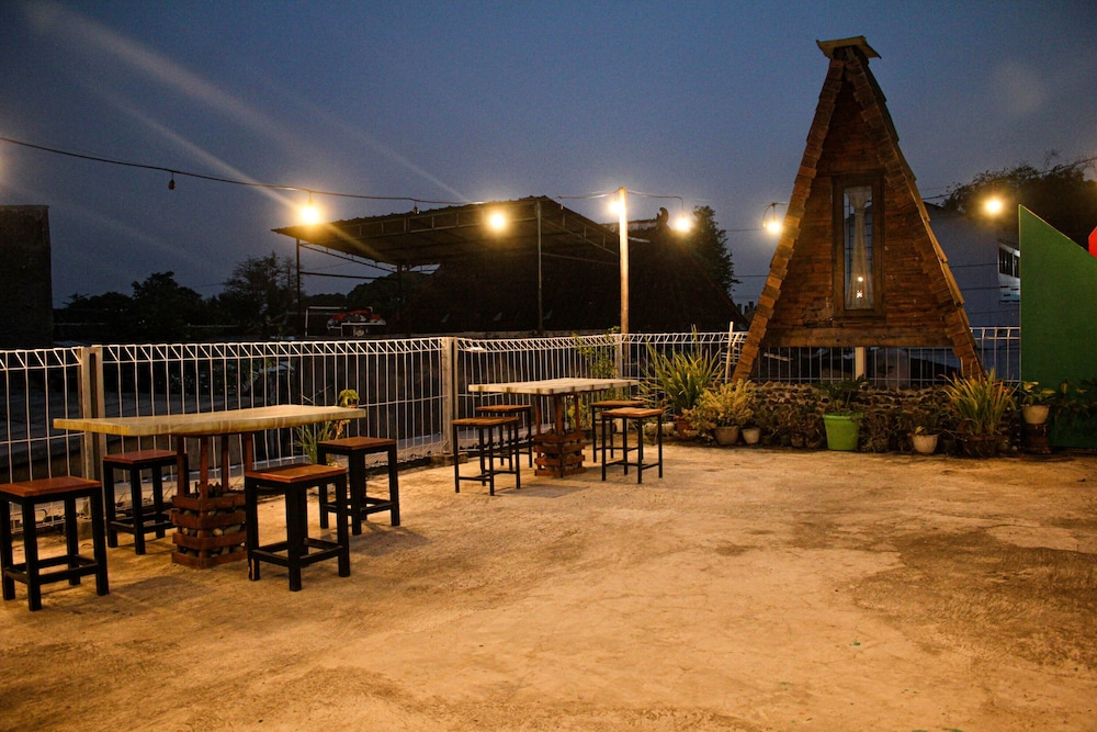 Super OYO Capital O 2258 Santana Syariah Guest House 40/41