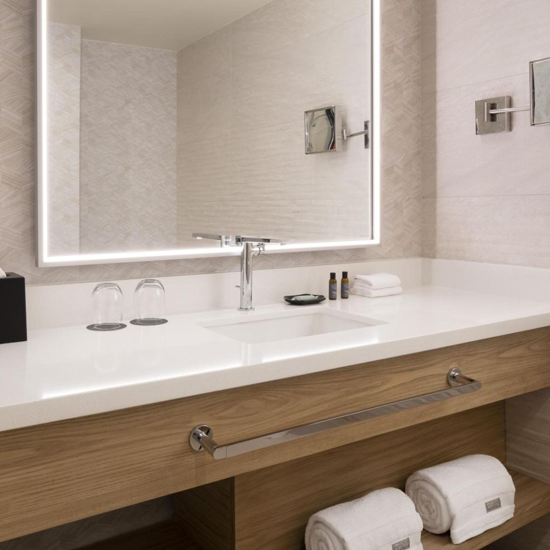 غرفة بسريرين كوين بشرفة، The Westin Denver Downtown 3/7