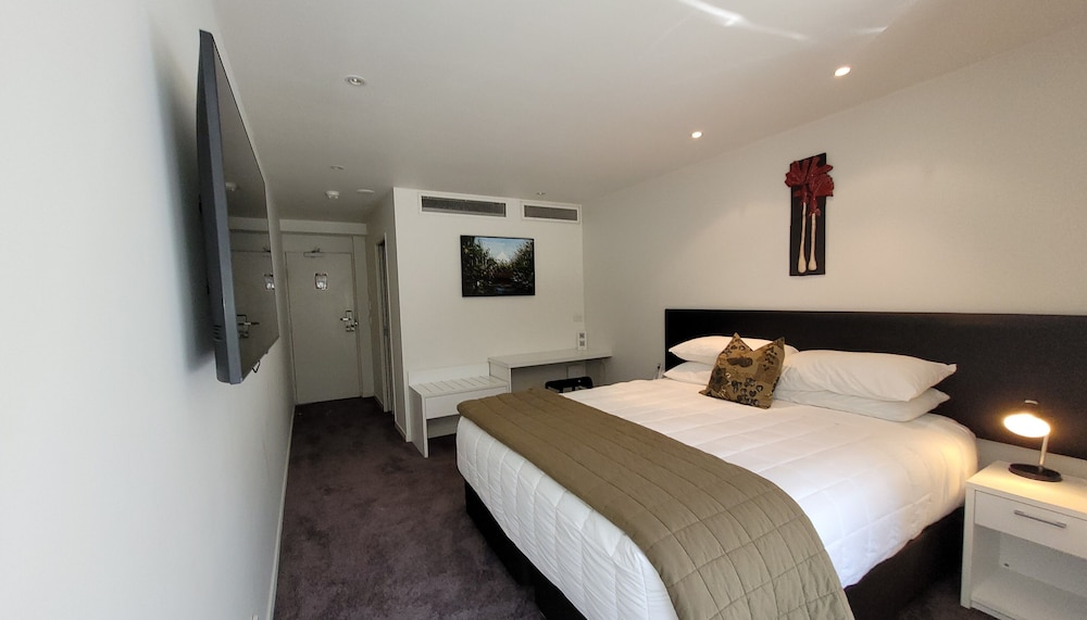 STUDIO, KING BED
