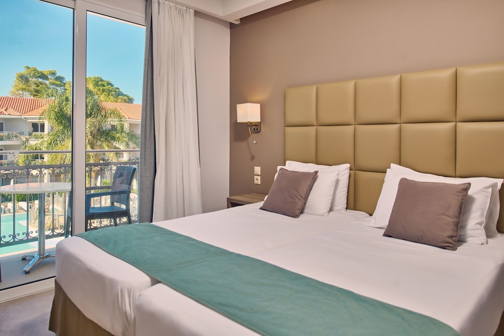 COZY, DOUBLE BED, POOL VIEW