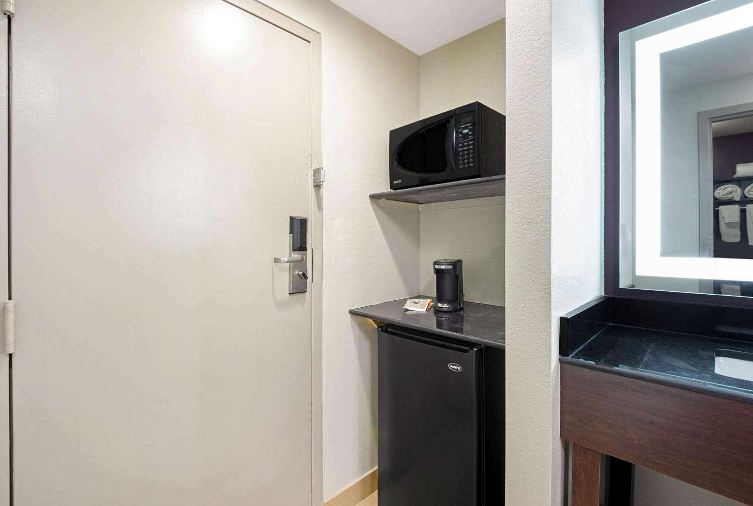 La Quinta Inn & Suites by Wyndham New Cumberland-Harrisburg 33/36