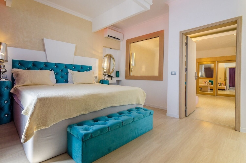 Phoenicia Luxury 18/55