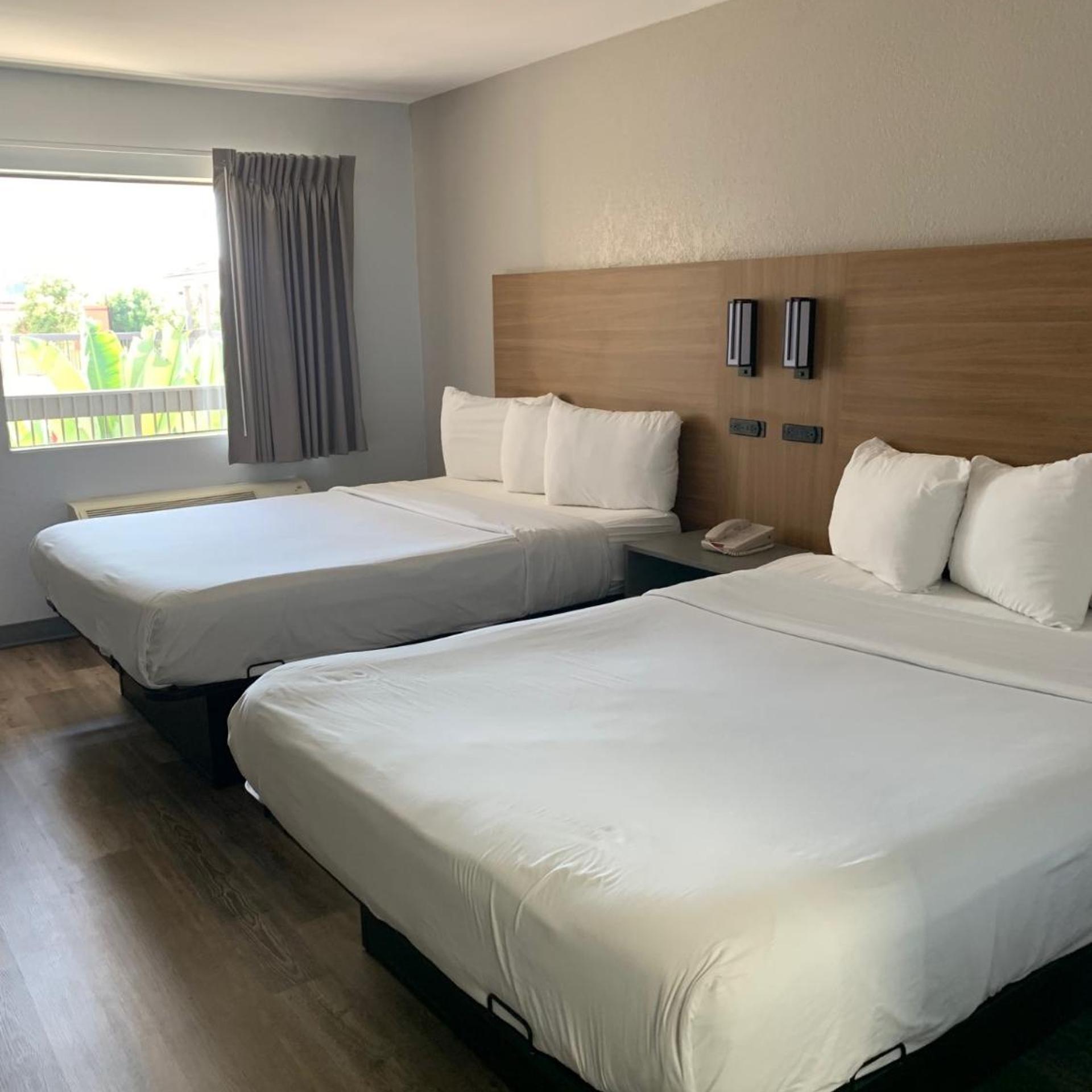 2 Queen Beds - Mobility Accessible Tub Nsmk