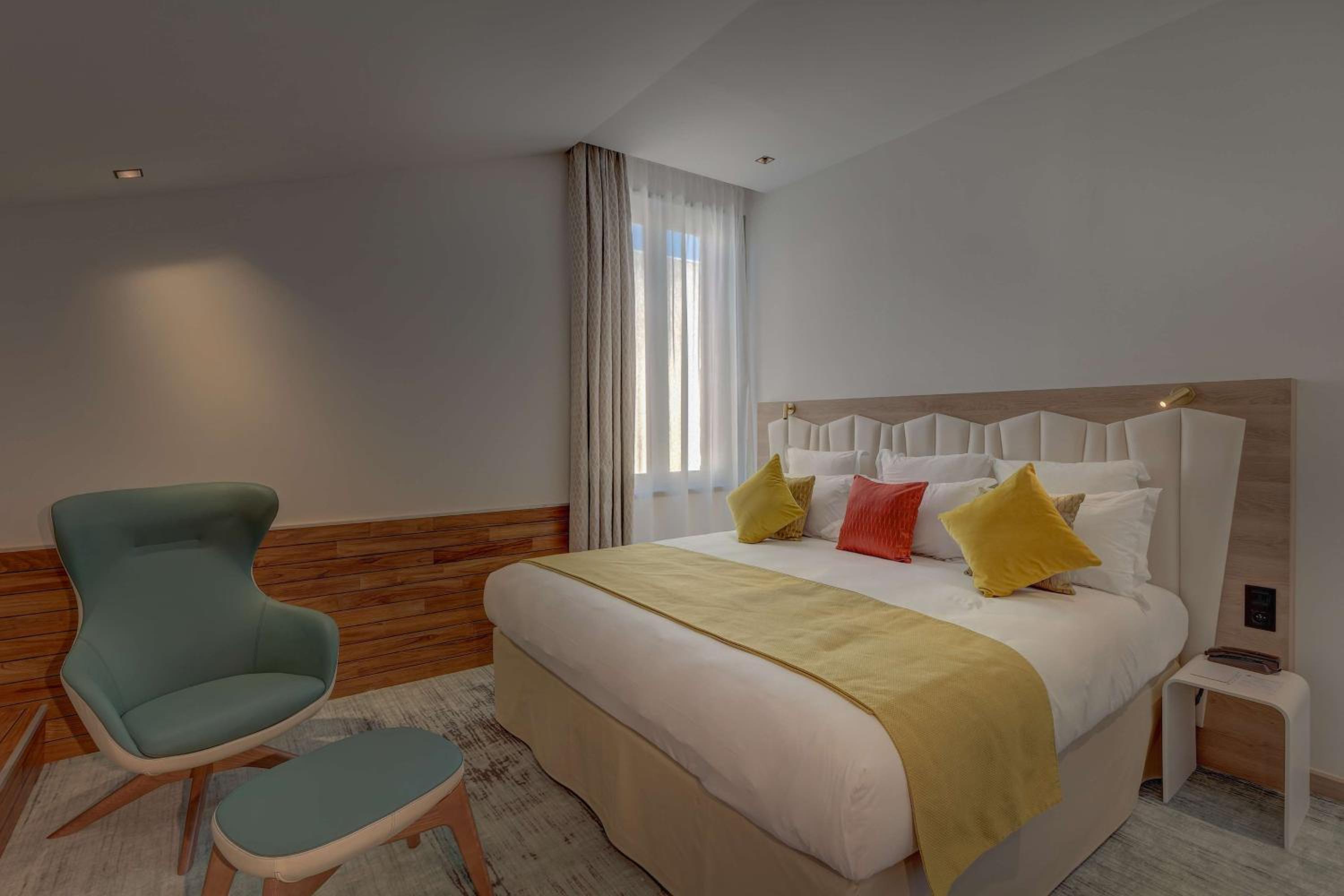 Suite, King Bed, Bathtub