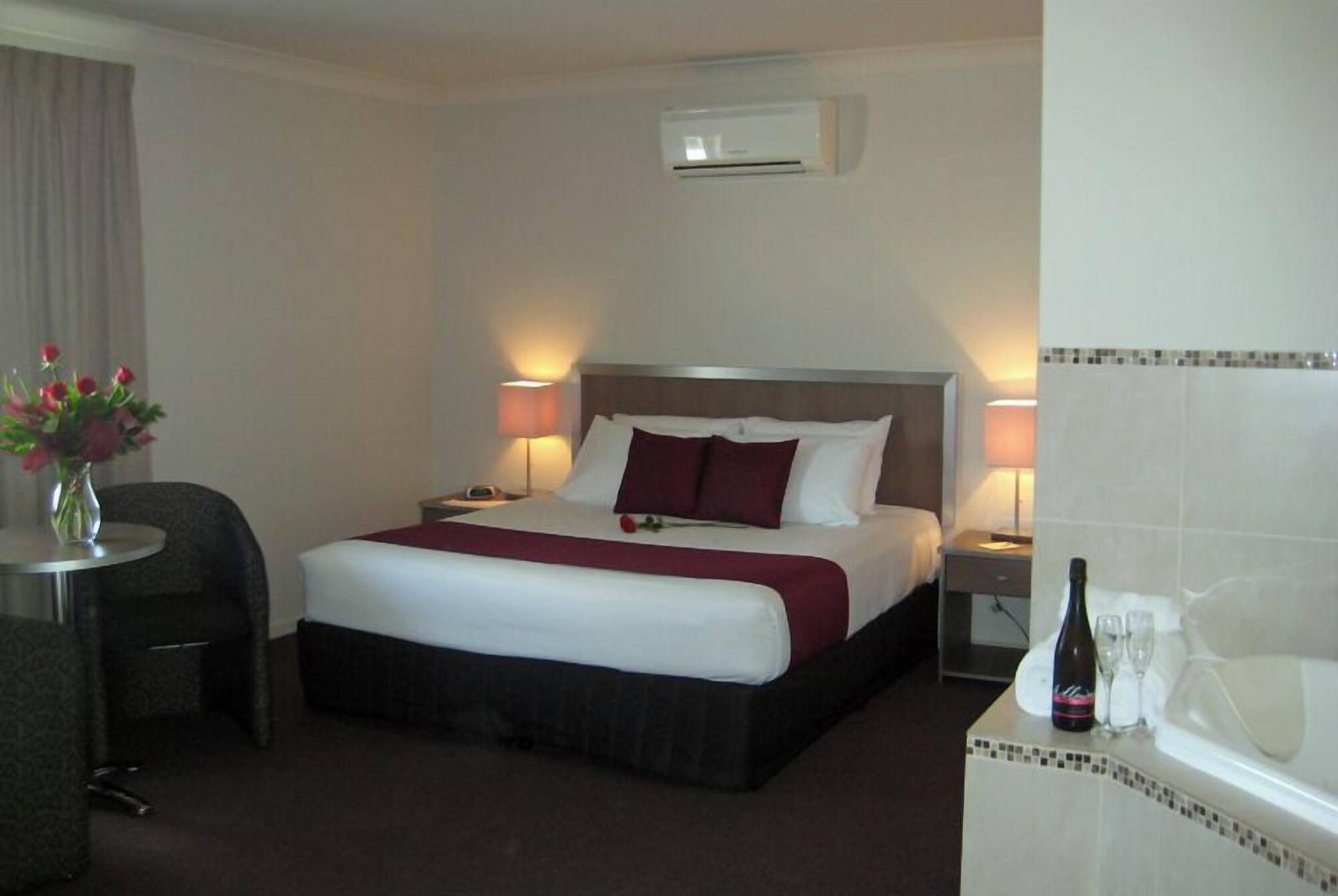 EXECUTIVE, KING BED, JETTED TUB