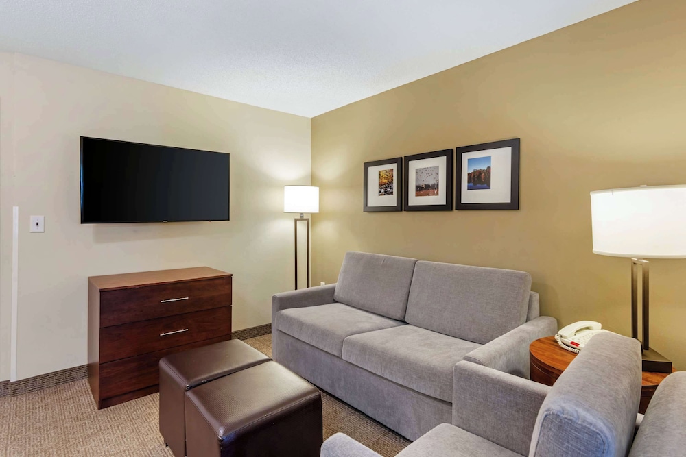 Comfort Inn & Suites Dover near Speedway 40/56