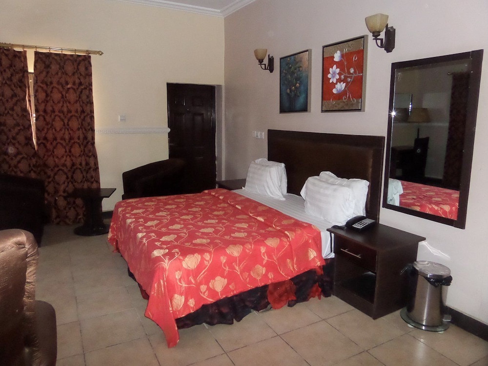 Trafford Hotel 11/50