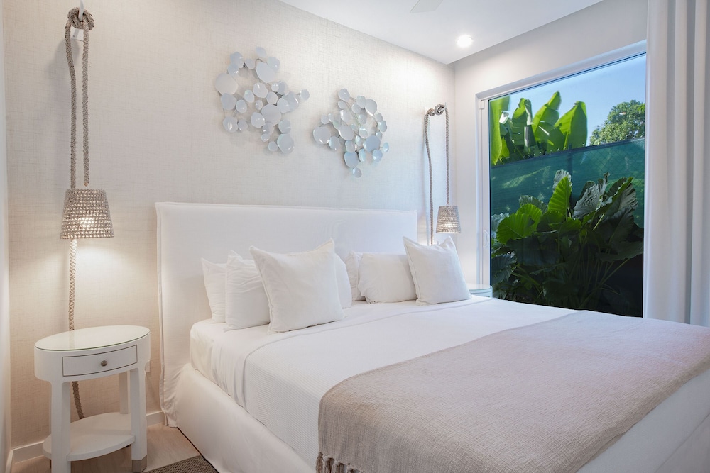 Palm Grove Villas and Hotel 13/27
