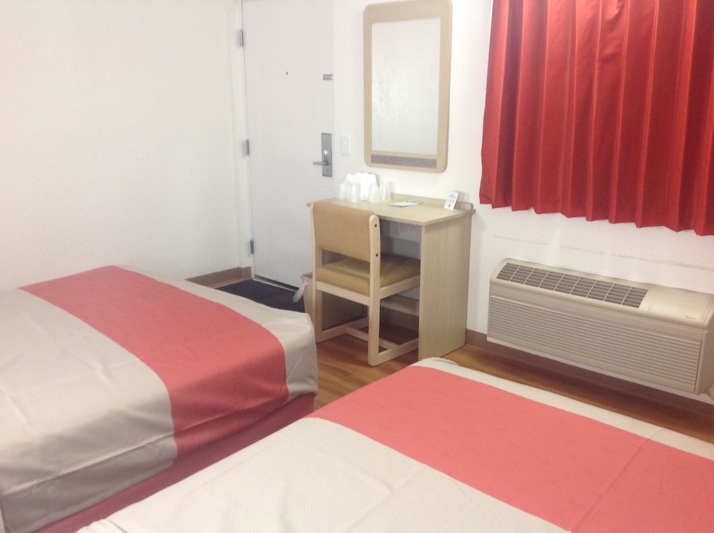 Motel6 North Ridgeville, OH - Cleveland Intl Airport - N Ridgeville 25/45