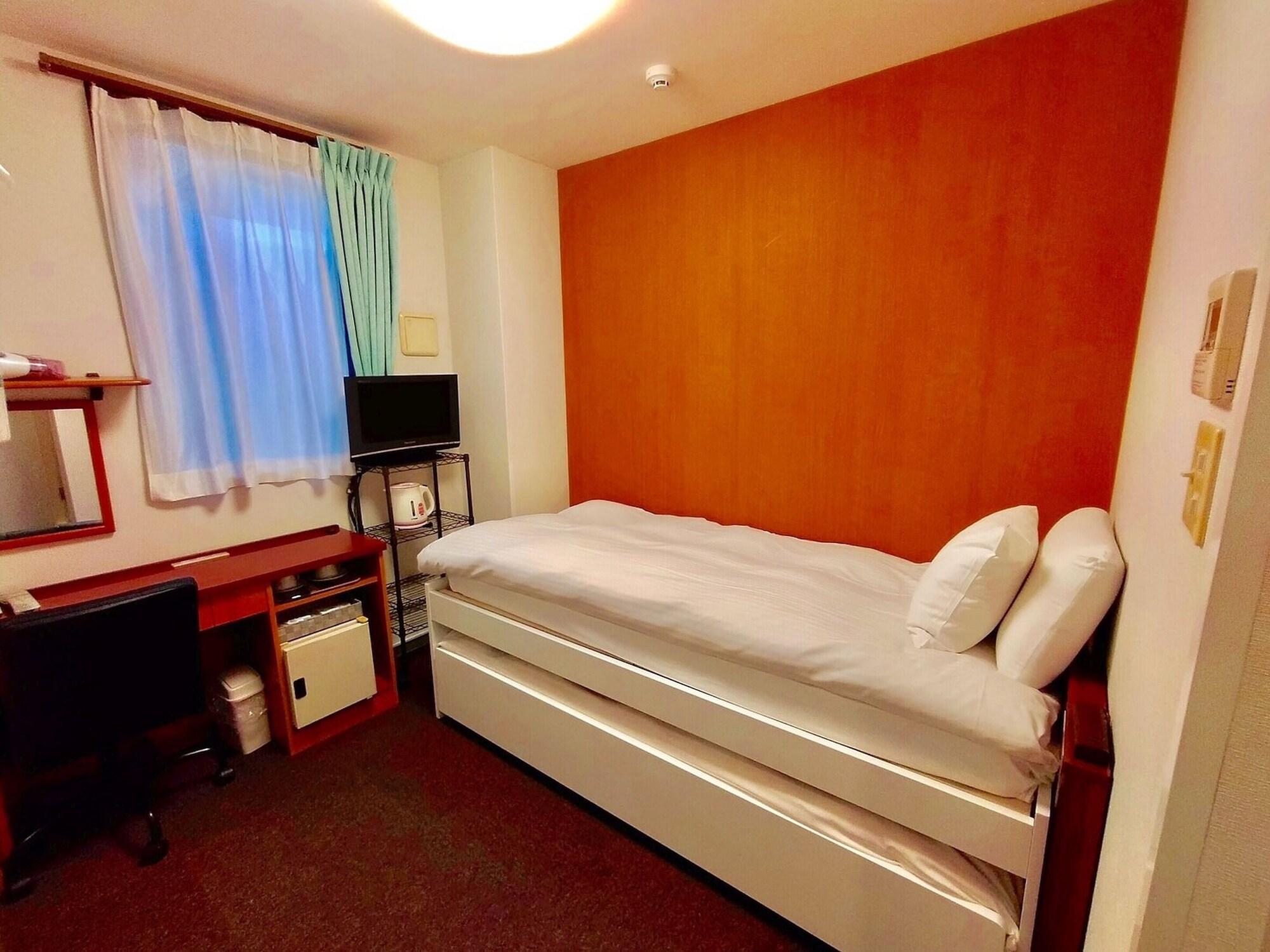 Room, Twin Beds, Light Housekeeping