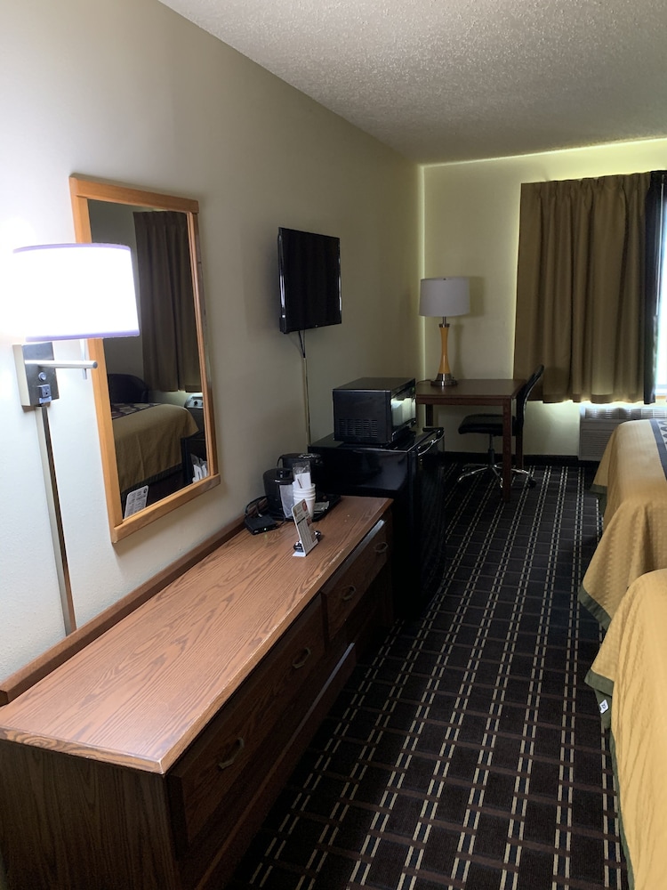 Super 8 by Wyndham Watertown WI 37/49