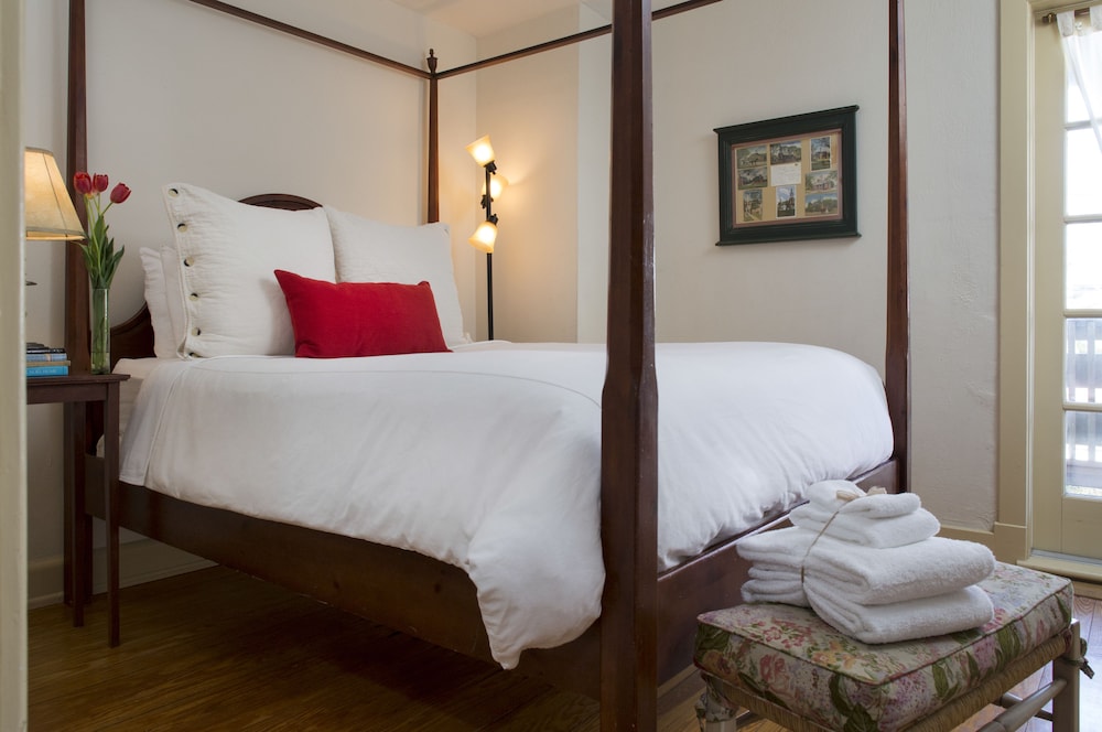 SIGNATURE, SUITE, MULTIPLE BEDS