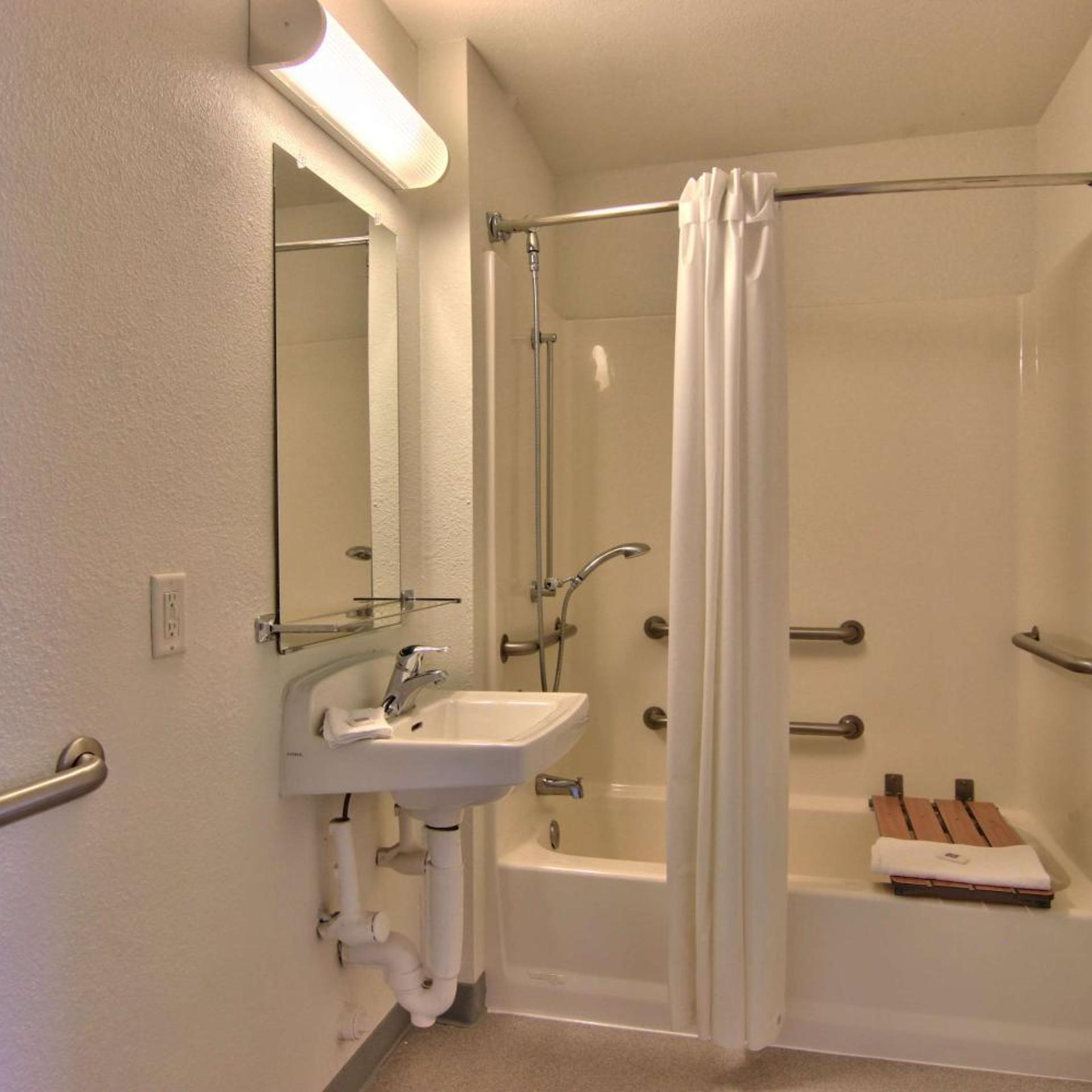 غرفة بسرير مزدوج لذوي الإعاقة، Motel6 Woodland, CA - Sacramento Airport 6/8