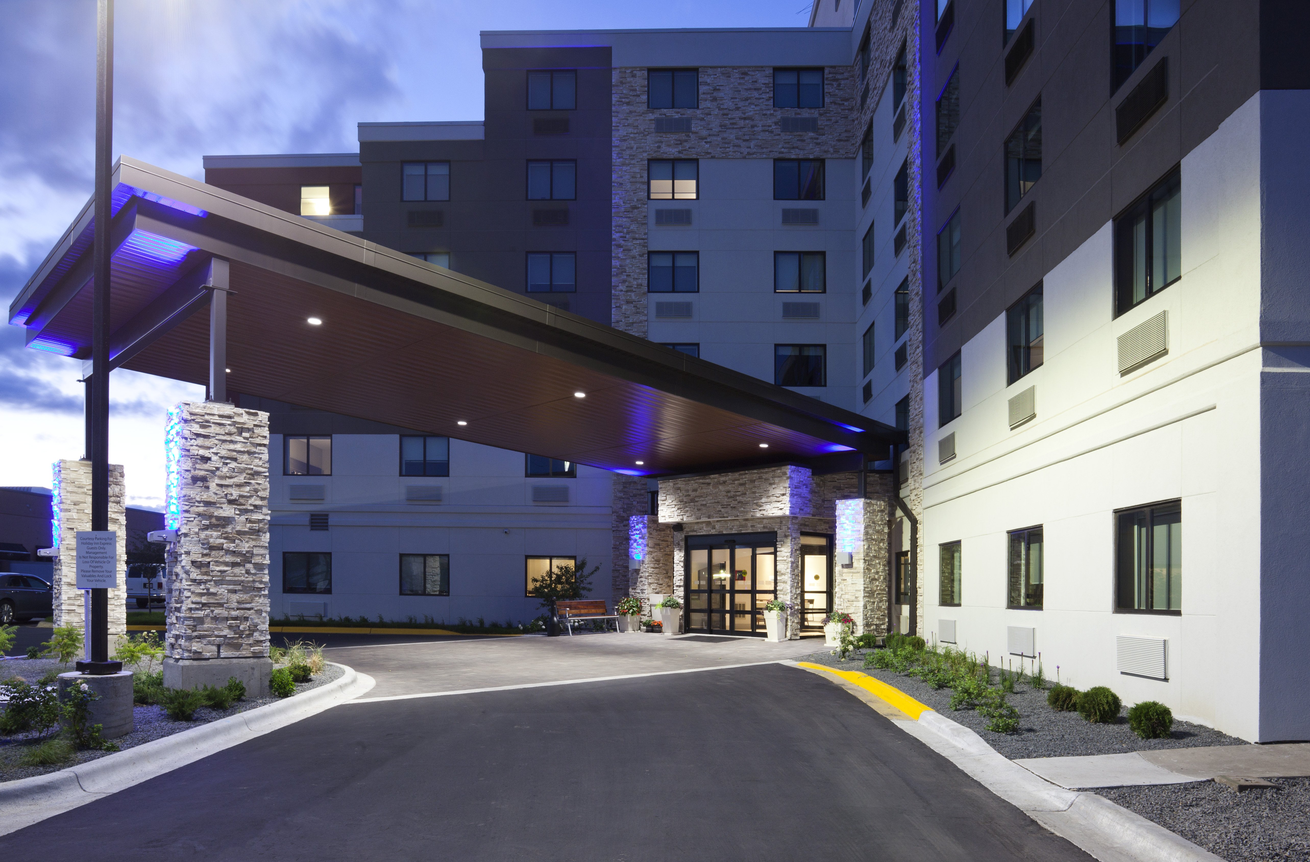 Holiday Inn Express Roseville-St. Paul 49/52