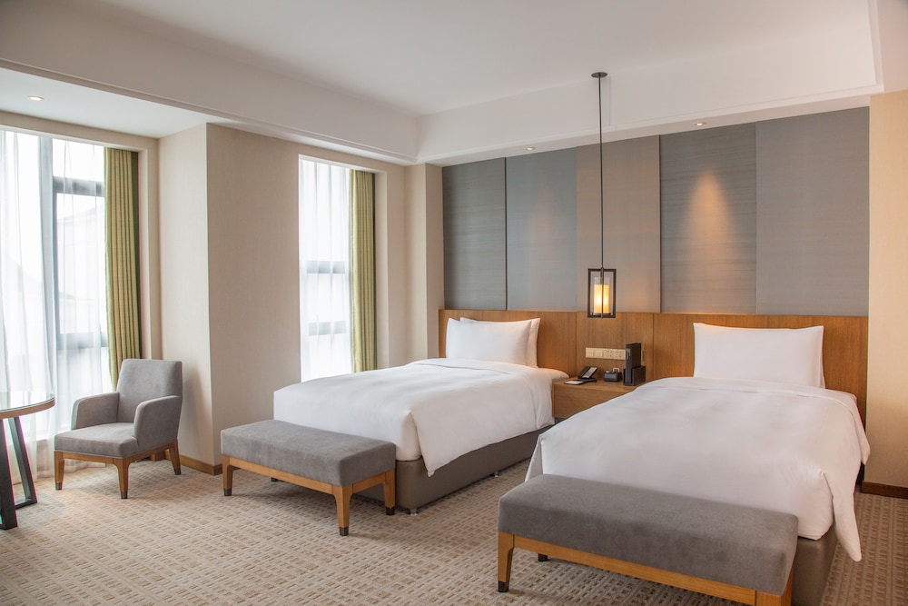 INTERCONTINENTAL SANCHA LAKE 4/33