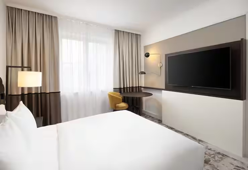 GUEST ROOM, QUEEN BED