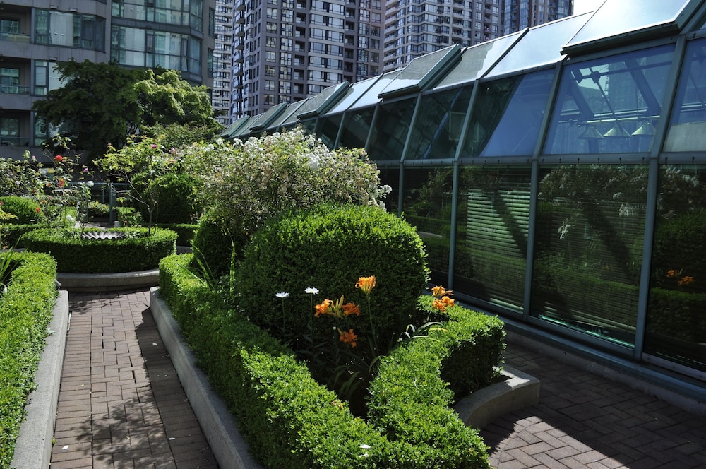 Rosedale On Robson Suite Hotel 38/45