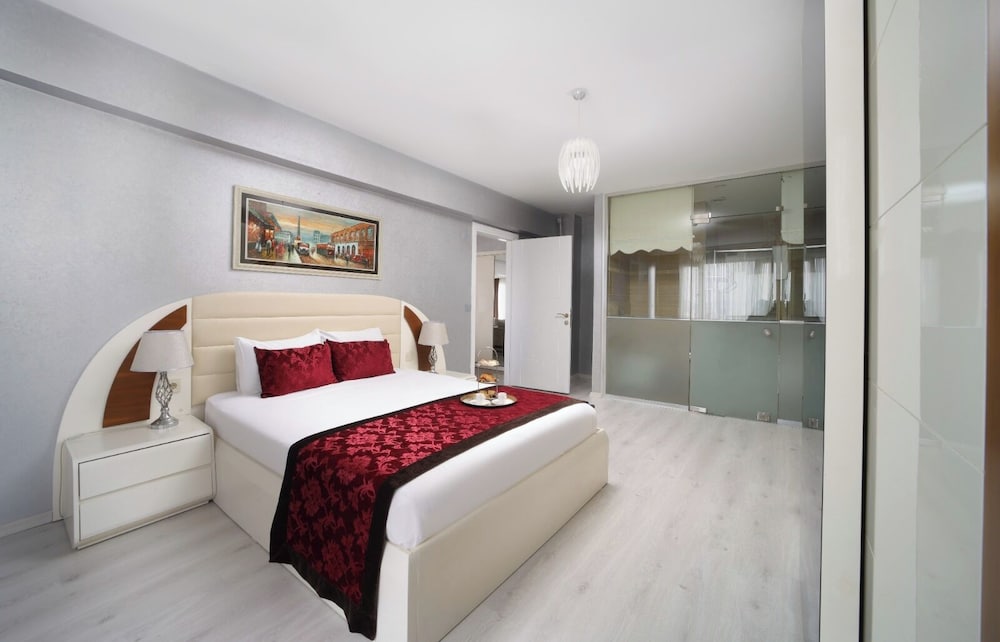 SUITE, KING BED