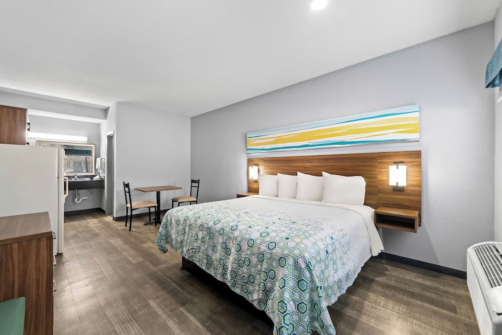 STUDIO, KING BED, ACCESSIBLE