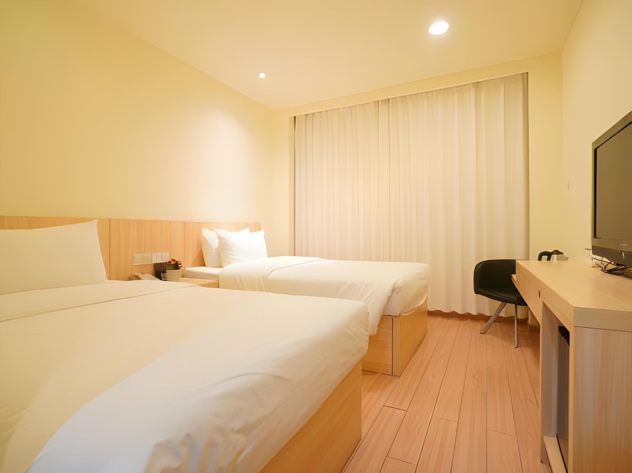 Room, Twin Beds, No Window