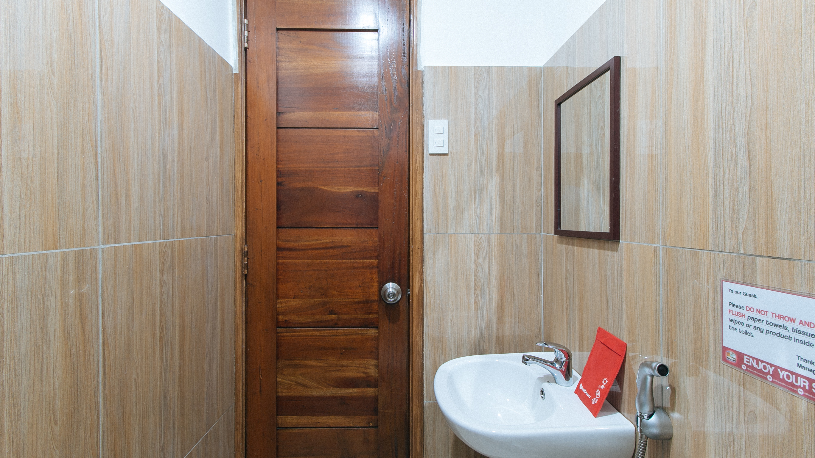 RedDoorz @ DBuilders Rooms Ph1 Taguig 25/28