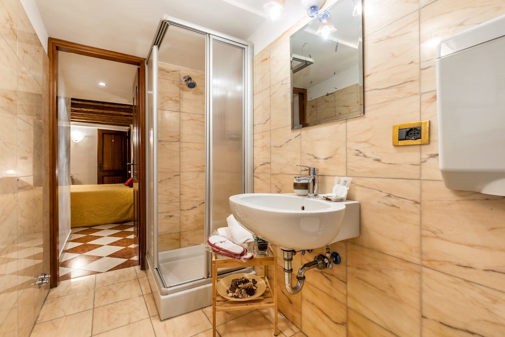 Luxury Venetian Rooms 35/39